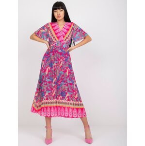 Jednovelikostní růžové plisované šaty s orientálním motivem