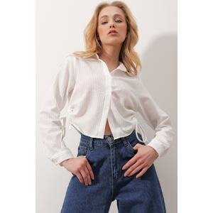 Trend Alaçatı Stili Women's White Crop Shirt with Adjustable Elastic Sides, Self-Texture