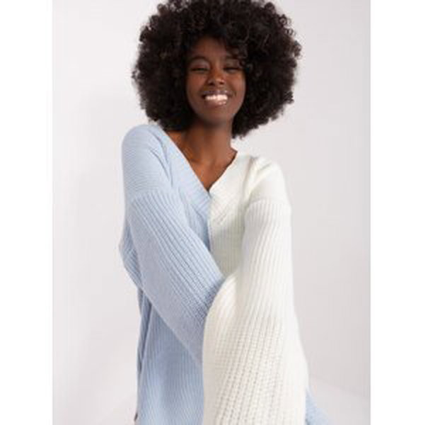 Ecru-modrý dámský oversize svetr s výstřihem