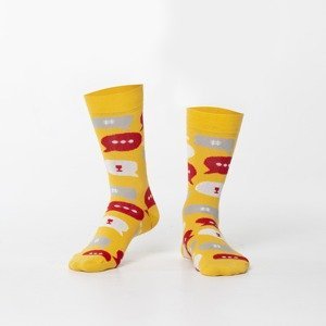 Žluté pánské ponožky ve zprávě