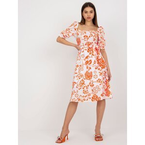 Midi šaty s bílým a oranžovým vzorem
