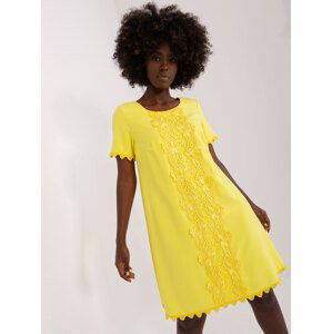Žluté dámské koktejlové šaty s krajkou