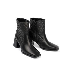 Capone Outfitters Blunt Toe Women's Boots with Quilted Detail and Side Zipper