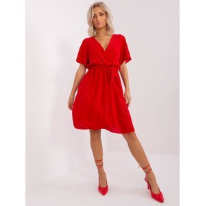 Červené dámské šaty se zavazovacím páskem