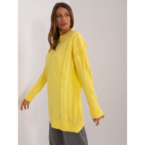Žlutý pletený svetr s kabely