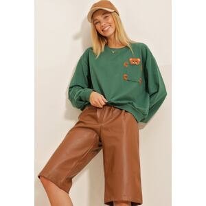 Trend Alaçatı Stili Women's Green Crewneck Sweatshirt with Pockets Embroidered Teddy bears