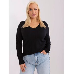 Černý vypasovaný pletený svetr plus velikosti