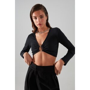 Trendyol Black Accessory Detail Fitted Crop V Neck Ribbed Elastic Knitted Blouse
