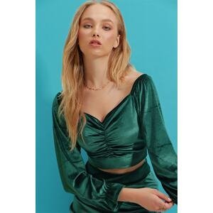 Trend Alaçatı Stili Women's Emerald Green Kiss Collar Front Gathered Velvet Crop Blouse