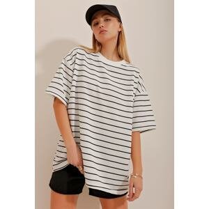 Trend Alaçatı Stili Women's White Crew Neck Striped Oversize T-Shirt
