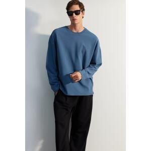 Trendyol Men's Blue Oversize/Wide-Fit Limited Edition Textured Label Detail 100% Cotton Sweatshirt