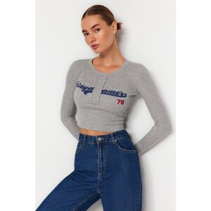 Trendyol Gray Slogan Printed Fitted/Situated Stretch Rib Crop Knitted Blouse