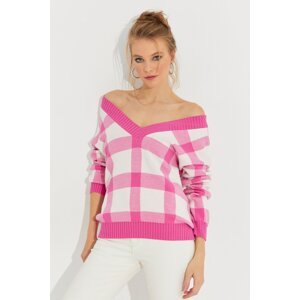 Cool & Sexy Women's Ecru-Pink V Neck Plaid Knitwear Sweater