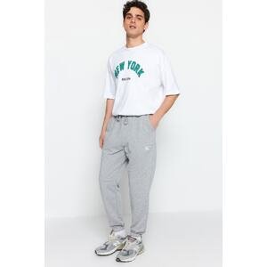 Trendyol Men's Gray Melange Regular Fit Sweatpants with Labels, Appliques and Stitched Pockets
