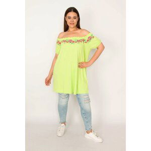 Şans Women's Plus Size Green Embroidery Detail Carmen Collar Tunic