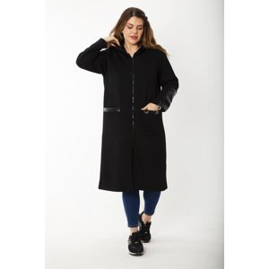 Dámský černý kabát velké velikosti Şans s kapucí, předním zipem a bez podšívky, ozdobený umělou kůží