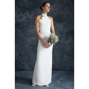 Elegantní večerní šaty s bílou růží od značky Trendyol