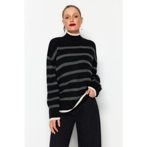 Trendyol černý pruhovaný pletený svetr se širokým vzorem
