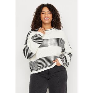 Trendyol Curve Ecru pruhovaný texturovaný pletený svetr s výstřihem