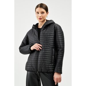 River Club Dámský černý kabát s kapucí s vnitřní podšívkou a větruodolným kabátem.