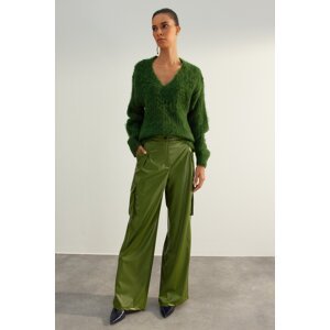Trendyol Limitovaná edice zeleného pleteného svetru s měkkou texturou a výstřihem do V