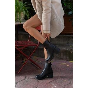 Madamra Black Women's Ankle-Length Thick Soled Boots.