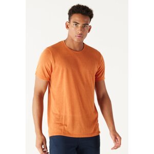 ALTINYILDIZ CLASSICS Pánské oranžové slim fit slim fit tričko s krátkým rukávem a lněným vzhledem.