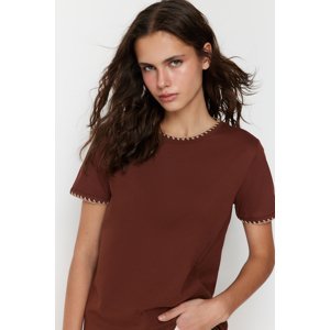 Hnědé 100% bavlněné základní tričko s kulatým výstřihem a kontrastním prošíváním od značky Trendyol