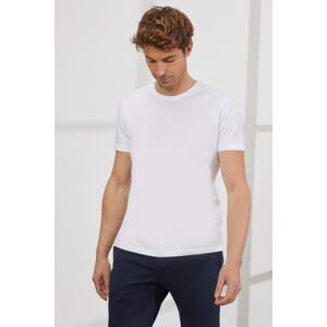 ALTINYILDIZ CLASSICS Men's White Slim Fit Slim Fit Crewneck 100% Cotton T-Shirt.