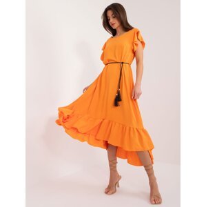 Světle oranžové asymetrické šaty s volány
