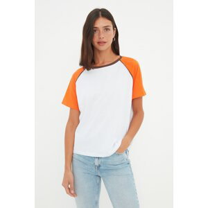 Trendyol oranžové 100% bavlněné tričko s barevným blokem, pohodlným střihem, základním raglánovým rukávem a kulatým výstřihem.