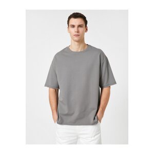 Koton Basic Oversize tričko s kulatým výstřihem a krátkými rukávy.