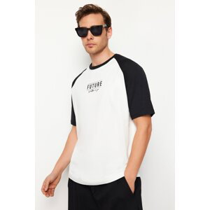 Trendyol černé tričko s uvolněným/stylovým střihem, barevným blokem a potiskem, 100% bavlna