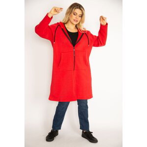 Dámský plus size červený kabát s vnitřním zvýšeným fleecovým materiálem, předním zipem, klokankou kapsou a kapucí od značky Şans.