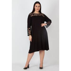 Dámské černé šaty velké velikosti s krajkovými detaily značky Şans