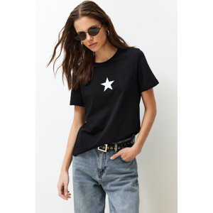 Trendyol černé 100% bavlněné tričko s hvězdami, s pravidelným vzorem a kulatým výstřihem.