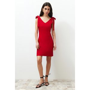 Trendyol červené mini šaty s obvazovým vázáním a detaily.