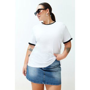 Trendyol Curve Bílý T-shirt s barevnými bloky a detaily v boyfriend stylu