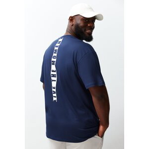 Trendyol Plus Size námořnicky modré tričko s pohodlným střihem a textovým potiskem na zádech, 100% bavlna
