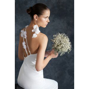 Trendyol svatební bílé saténové šaty s růžovými detaily pro svatby/dlouhé večerní šaty