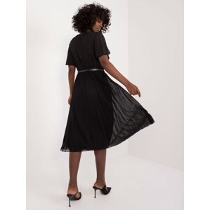 Černé plisované šaty s krátkými rukávy